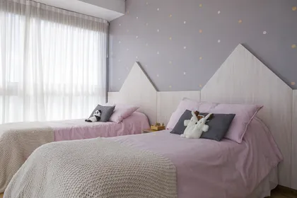 Dormitorio infantil con dos camas, paredes con estrellas y luz indirecta — proyecto Obra GTM  - Reforma e Interiorismo, por LOB arquitectura