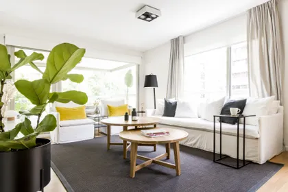 Living moderno escandinavo con grandes ventanales y planta grande — proyecto 11 de Septiembre, por Estudio Plok