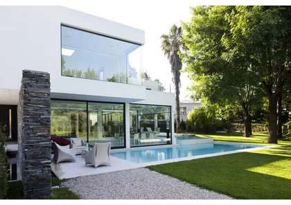 Casa moderna con piscina infinita y gran ventanal — proyecto Carrara, por Remy Arquitectos