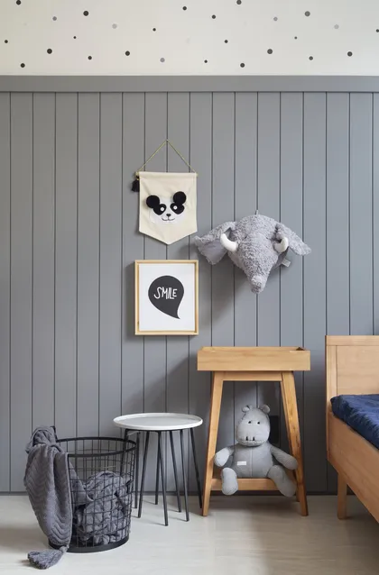 Dormitorio infantil nórdico con pared tablada gris y decoración minimalista — proyecto PS House, por Studio Ro-ca