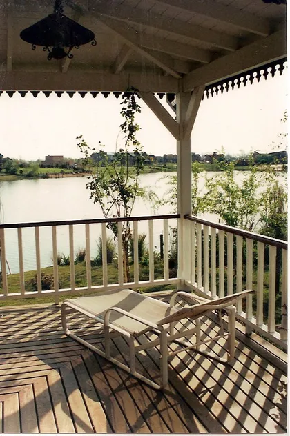 Terraza con deck de madera, vistas al lago y reposera — proyecto Santa Maria de Tigre, por Rioja Arquitectura, en Tigre