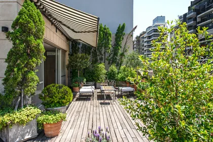 Terraza con deck de madera, pérgola y jardín vertical con plantas trepadoras — proyecto Estudio Cerviño, por Estudio Du , en Palermo