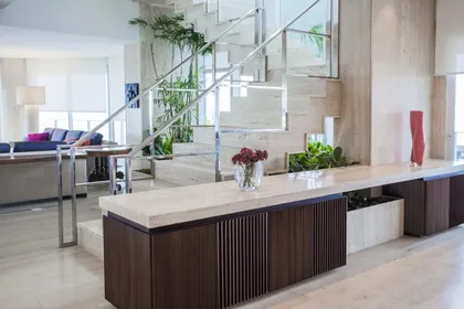 Escalera moderna en doble altura con mesada de mármol y plantas — proyecto Cobertura LS, por Patrícia Marinho Arquitetura 