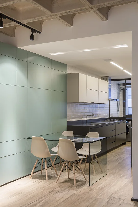 Comedor minimalista con mesa negra y sillas blancas junto cocina — proyecto Apartamento 108NW, por Coda Arquitetos