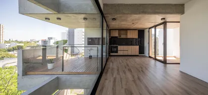 Cocina moderna con balcón y vista urbana, pisos de madera y hormigón — proyecto Terrazas de Malvinas, por DREI Arquitectura y Desarrollos, en La Plata