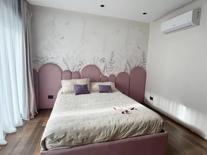 Dormitorio moderno con cama capitoné rosa y papel mural botánico — proyecto Mariposas, por Picma Empapelados, Murales, Esmerilados, Prints ,Papeles, en Canning