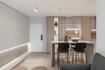 Cocina moderna escandinava con isla central y luz cálida — proyecto Eslovenia | Pied-à-terre | Lucia Quinteros, por Ren Studio, en Cdad. Autónoma de Buenos Aires