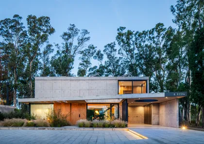 Casa moderna con volumenes de hormigón y grandes ventanales — proyecto Casa ALVA, por V2 Arquitectos, en City Bell