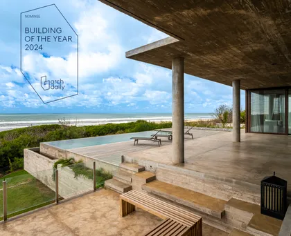 Casa moderna con piscina infinita y detalles en hormigón visto frente al mar — proyecto CASA sobre el MAR, por Guerrero Arquitectos, en Pinamar