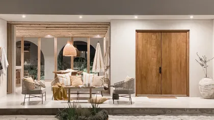 Patio moderno con pérgola y muebles de mimbre — proyecto El Refugio, por Grupo Pauta Arquitectura, en Pinamar