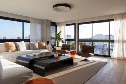 Living moderno con ventanales y muebles curvos — proyecto Vidal, por Estudio Losa, en Belgrano