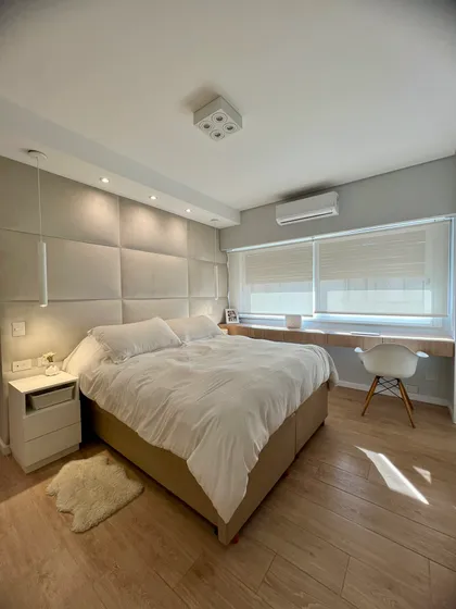 Dormitorio moderno con cama, escritorio y paneles de pared — proyecto Araoz, por MDBK Arquitectura, en Palermo