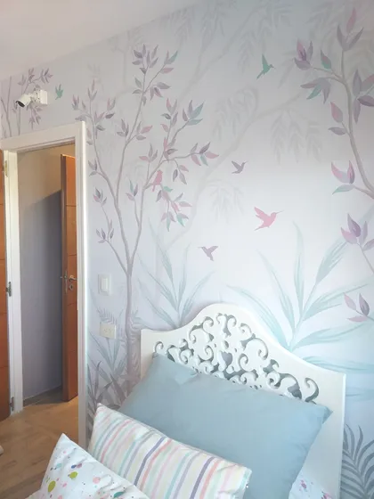 Dormitorio con mural botánico y cabecero ornamentado — proyecto Habitacion de nena con arboles, por Picma Empapelados, Murales, Esmerilados, Prints ,Papeles, en Canning