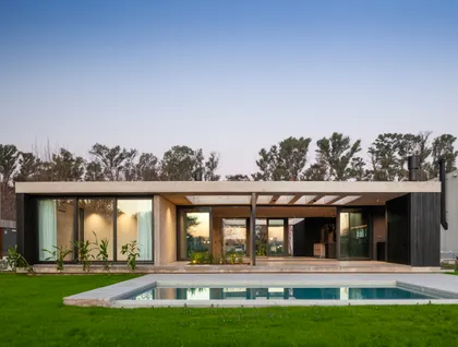 casa moderna con piscina infinita y fachada de madera oscura — proyecto Casa ROMA, por V2 Arquitectos, en City Bell