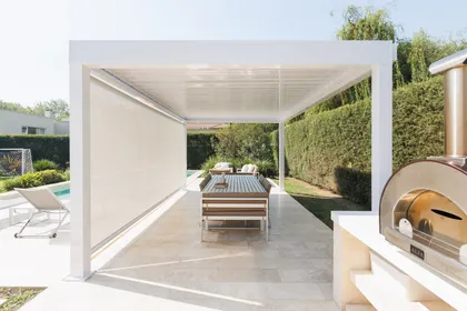 Pérgola moderna con comedor exterior y horno de pizza — proyecto TOLDER - PERGOLAS, por Argentina en Obra 2024, en Rincón de Milberg