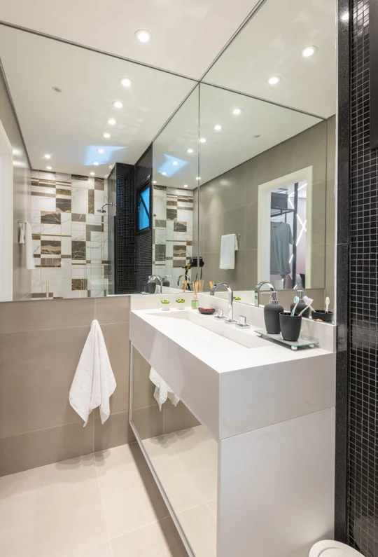 Bano moderno con mesada blanca, espejo grande y azulejos decorativos — proyecto Brick 1, por Pricila Dalzochio