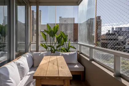 balcón moderno con plantas y deck de madera — proyecto Mirabilia, por Estudio Basa, en Buenos Aires