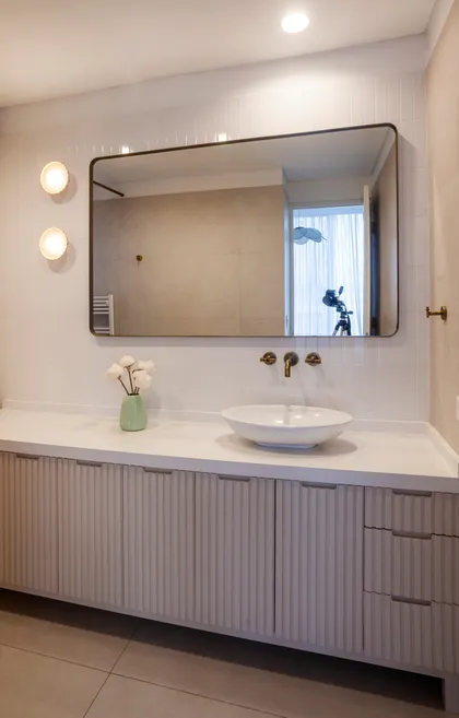 Baño moderno con vanitory de puertas acanaladas, bacha de apoyo y grifería de pared — proyecto Highland, por Lala Loviscek arquitecta, en Pilar