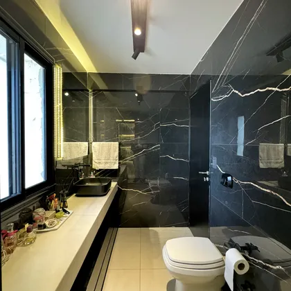 Baño moderno de mármol negro con detalles minimalistas y luz indirecta — proyecto Coronel Diaz, por MDBK Arquitectura, en Palermo