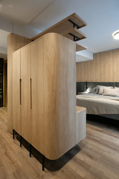 Dormitorio con vestidor de madera maciza y estantes flotantes — proyecto Casa Oroño, por Estudio Plats, en Buenos Aires