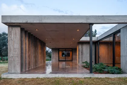 fachada moderna brutalista con detalles de hormigón — proyecto Casa JUMP, por V2 Arquitectos, en City Bell