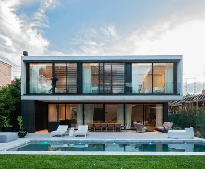 fachada moderna con piscina y sala de estar exterior — proyecto CASA AH, por GMARQ, en Garin