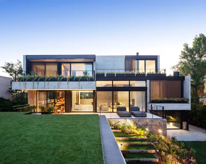Fachada moderna con voladizos de hormigón y madera — proyecto CR , por Remy Arquitectos, en B1648 Tigre