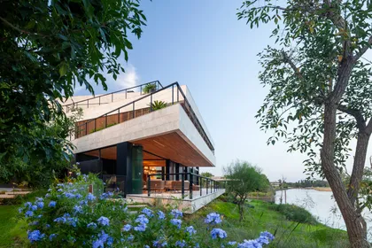fachada moderna con balcones de madera y amplios ventanales — proyecto Casa Porsche, por Remy Arquitectos, en Buenos Aires