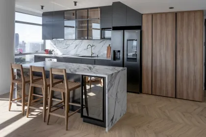 Cocina moderna con isla de mármol, madera oscura y mucha luz natural — proyecto Varios, por Atlántica, en Buenos Aires
