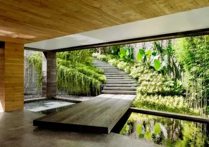 patio moderno con pared verde y deck de madera — proyecto Green house , por Essence Arq, en São Paulo