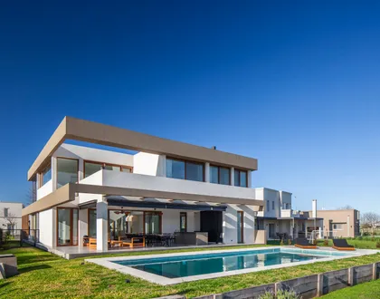 Fachada moderna con piscina y deck de madera — proyecto Casa Green, por Frato construcciones , en Belén de Escobar