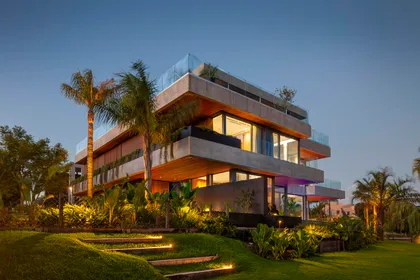 Casa moderna con volúmenes de concreto apilados y grandes ventanales — proyecto Water House, por Remy Arquitectos, en Rincón de Milberg