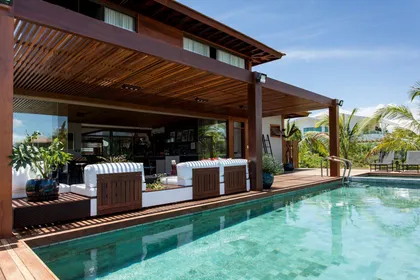 Pileta con deck de madera y galeria cubierta contemporanea — proyecto Residência MQ, por Milcent Arquitetura