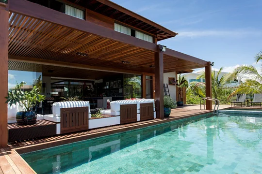 Pileta con deck de madera y galeria cubierta contemporanea — proyecto Residência MQ, por Milcent Arquitetura