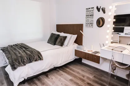 Dormitorio moderno con cama tapizada, escritorio y luminarias decorativas — proyecto Cabrera, por Tali Estudio, en Palermo