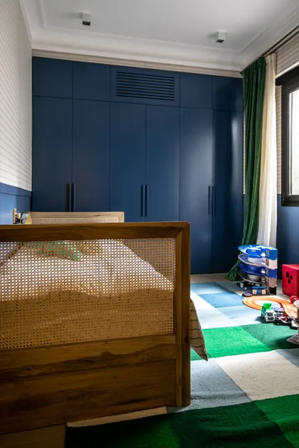 Dormitorio infantil con placard azul marino y cama de madera con tejido rattan — proyecto ARQ. TOMAS MAGRANE, por uchimayfotos, en CABA
