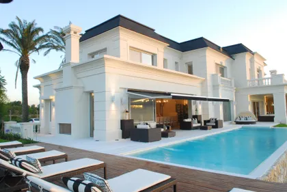 Casa moderna de lujo con piscina y deck de madera — proyecto Chateau al Río, por Apaarquitectura, en Tigre