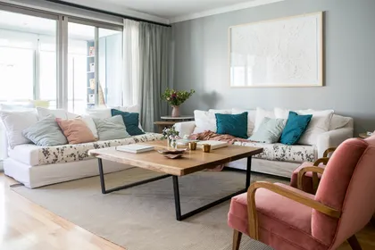 Living moderno con ventanal, sofá curvo y sillón rosa — proyecto BA 5 2018, por Mesopotamia Ba, en CABA
