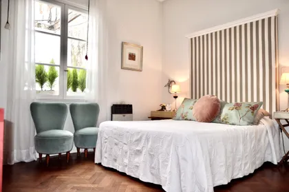 Dormitorio clásico con cama doble y cabecero a rayas, luz natural — proyecto Dpto Santa Fe, Recoleta, por Marconi Silva Arquitectos, en Recoleta