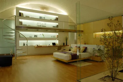 dormitorio moderno con entrepiso y escalera caracol — proyecto Loft Palermo Casa FOA, por LIVE IN by Brukman Chechik, en Palermo