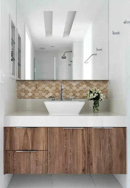Baño moderno con mesada blanca, bachas integradas y espejo grande — proyecto Apartamento Nóbrega, por Amanda Miranda