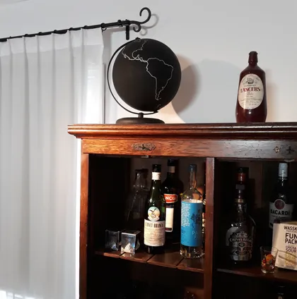 Mueble bar de madera con globo y botellas — proyecto Proyecto VC, por Vicky Hurrell, en Mar del Plata