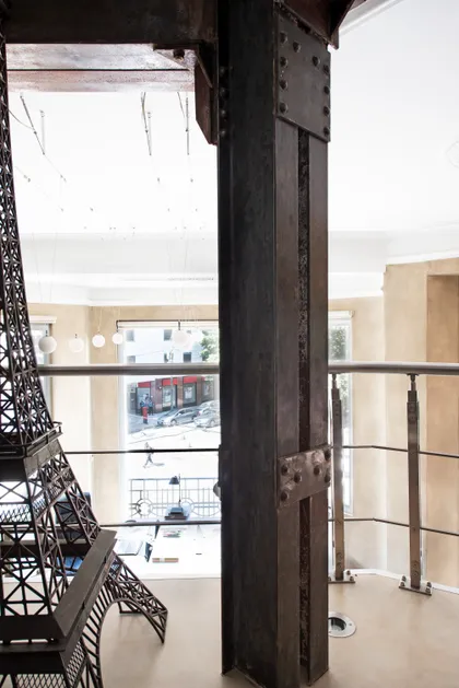 Balcón industrial con estructura de hierro y vista urbana — proyecto Estudio Cerviño, por Estudio Du , en Palermo