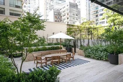 Terraza moderna con deck de madera, mesa comedor y jardinería integrada — proyecto ARQ. TOMAS MAGRANE, por uchimayfotos, en CABA