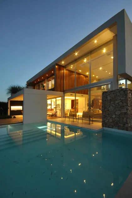 Casa moderna con piscina y fachada de madera — proyecto Casa Frame, por Vanguarda Arquitectos, en Tigre