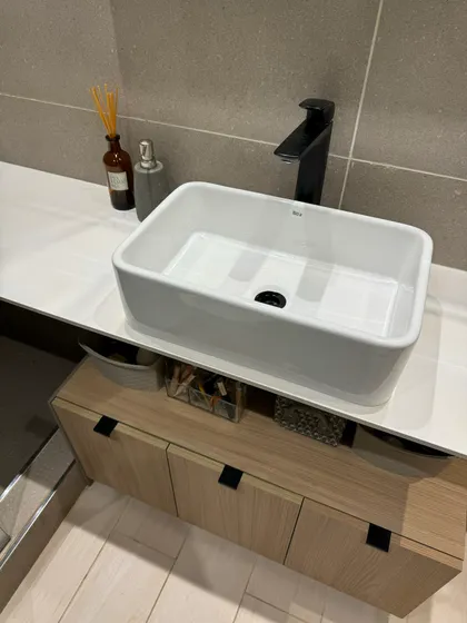 baño moderno con mueble de madera y lavabo rectangular — proyecto Salguero II, por MDBK Arquitectura, en Palermo