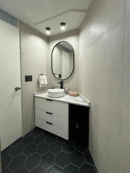 Baño moderno con detalles en negro y blanco, azulejos hexagonales — proyecto Las Heras, por MDBK Arquitectura, en Palermo