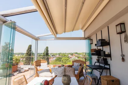 Terraza moderna con vista urbana y toldo retráctil — proyecto TOLDER - PERGOLAS, por Argentina en Obra 2024, en Rincón de Milberg