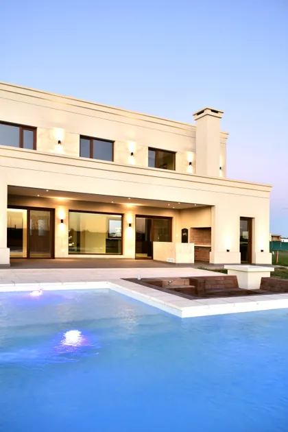 Fachada moderna con piscina e iluminación arquitectónica — proyecto Casa TLS816, por EZ architects, en Canning