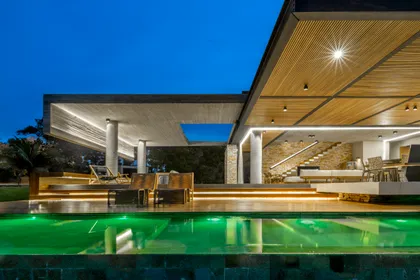 Terraza moderna con piscina infinita y pérgola iluminada — proyecto Casa Concreto, por Costaveras Arquitetos